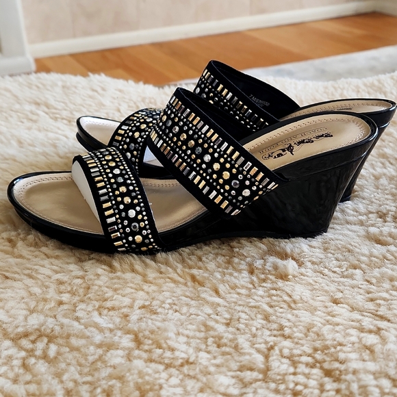 Gorgeous NWOT Coach And Four Dress Wedge Heel Sandals 🩶💛🖤 - Picture 3 of 16